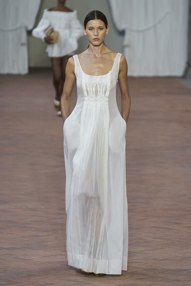 Alberta Ferretti تقدّم مجموعتها في ميلان بعنوان: الفستان الأبيض المثالي