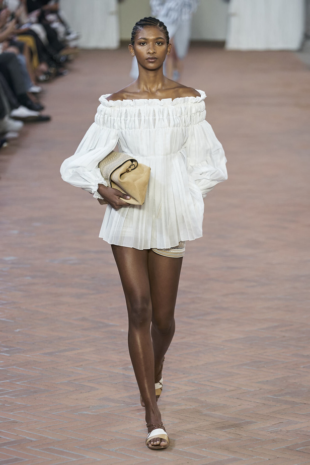 Alberta Ferretti تقدّم مجموعتها في ميلان بعنوان: الفستان الأبيض المثالي