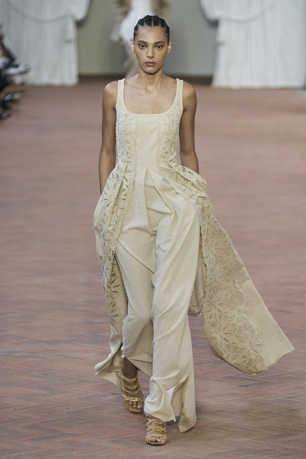 Alberta Ferretti تقدّم مجموعتها في ميلان بعنوان: الفستان الأبيض المثالي