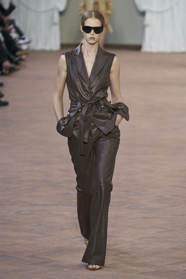 Alberta Ferretti تقدّم مجموعتها في ميلان بعنوان: الفستان الأبيض المثالي