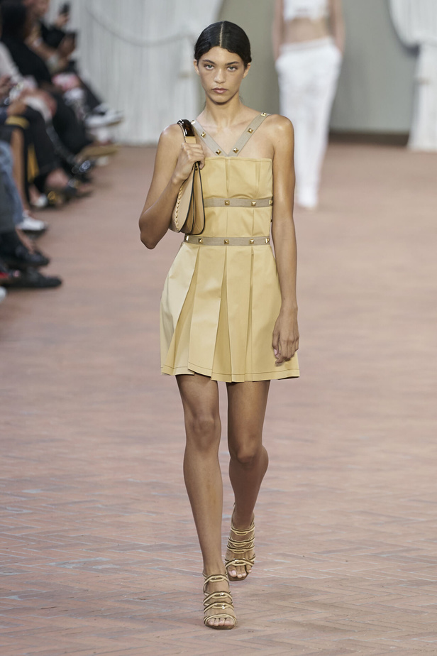 Alberta Ferretti تقدّم مجموعتها في ميلان بعنوان: الفستان الأبيض المثالي