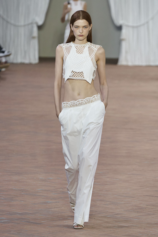 Alberta Ferretti تقدّم مجموعتها في ميلان بعنوان: الفستان الأبيض المثالي