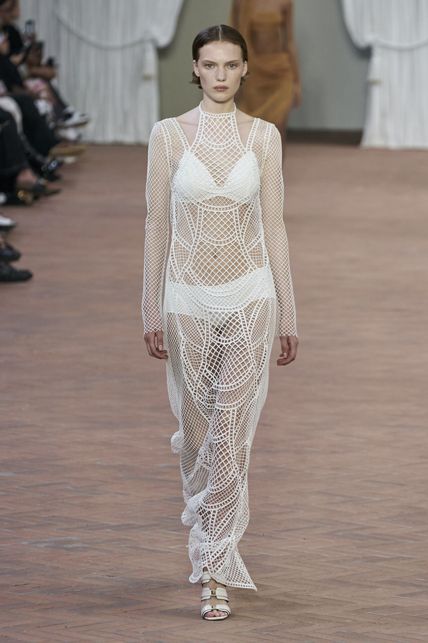 Alberta Ferretti تقدّم مجموعتها في ميلان بعنوان: الفستان الأبيض المثالي