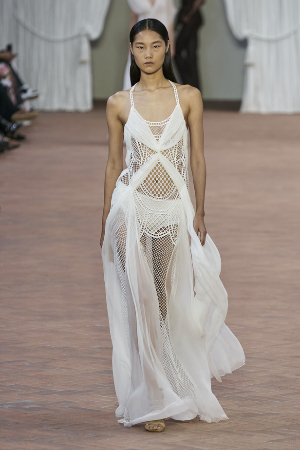 Alberta Ferretti تقدّم مجموعتها في ميلان بعنوان: الفستان الأبيض المثالي