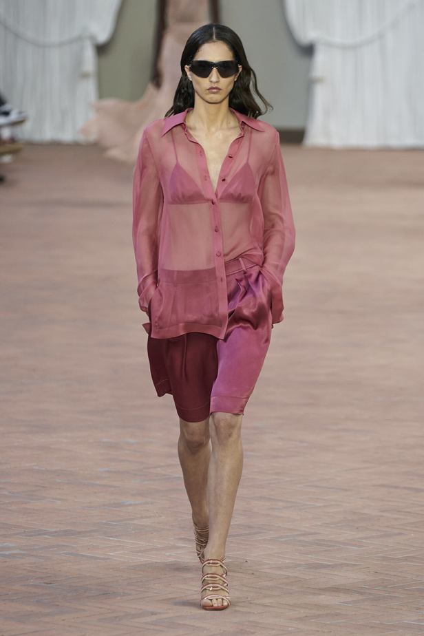 Alberta Ferretti تقدّم مجموعتها في ميلان بعنوان: الفستان الأبيض المثالي