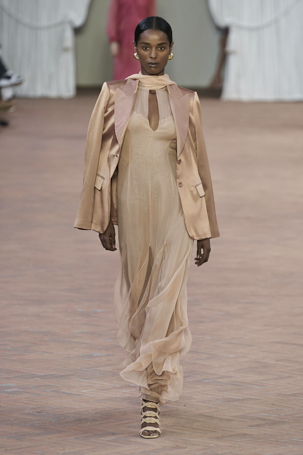 Alberta Ferretti تقدّم مجموعتها في ميلان بعنوان: الفستان الأبيض المثالي