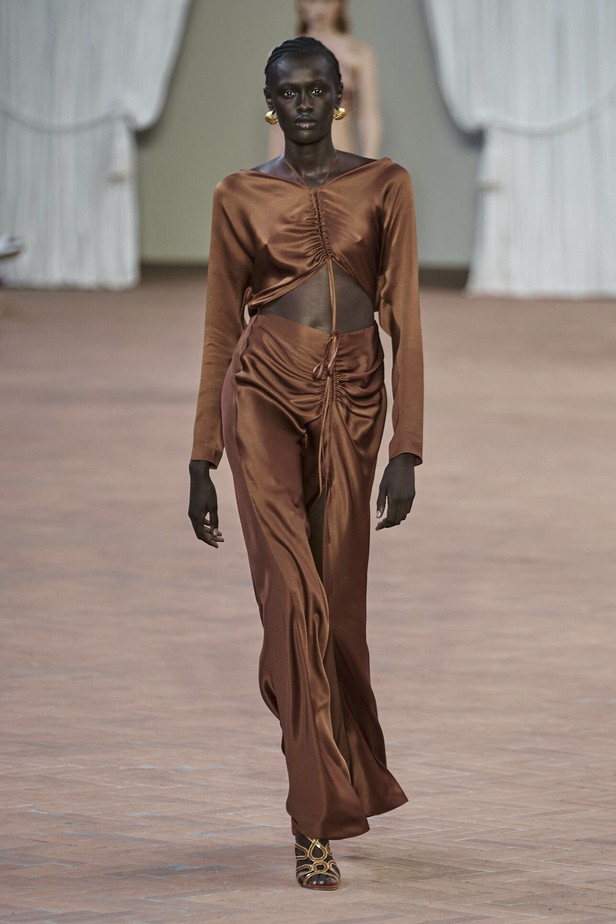 Alberta Ferretti تقدّم مجموعتها في ميلان بعنوان: الفستان الأبيض المثالي