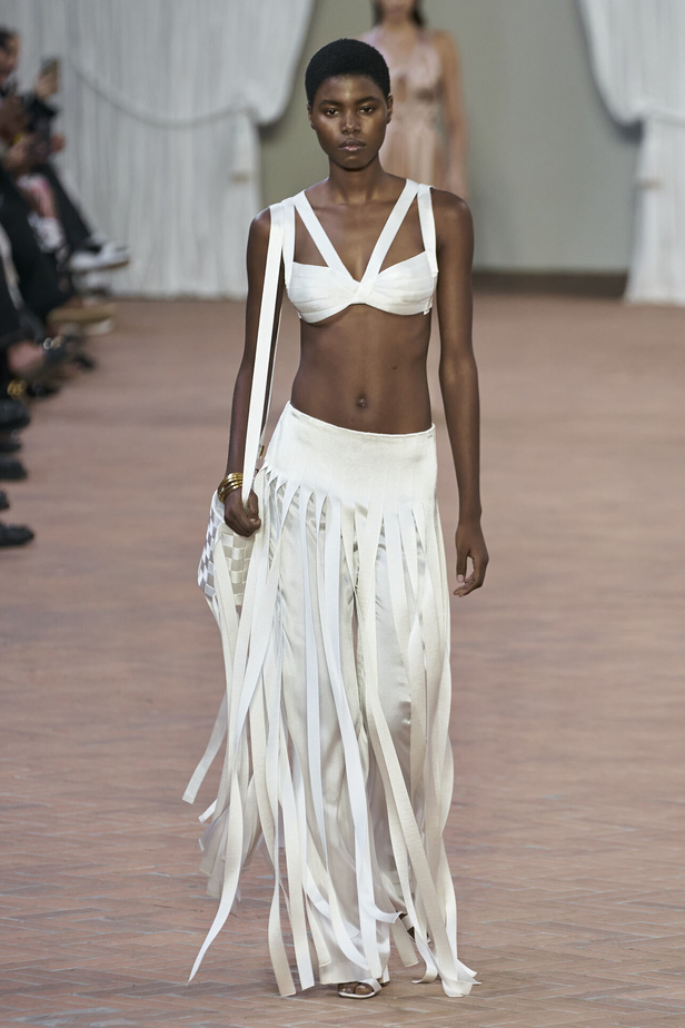 Alberta Ferretti تقدّم مجموعتها في ميلان بعنوان: الفستان الأبيض المثالي