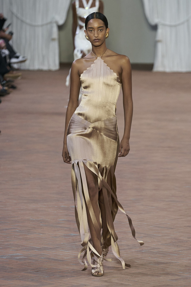 Alberta Ferretti تقدّم مجموعتها في ميلان بعنوان: الفستان الأبيض المثالي