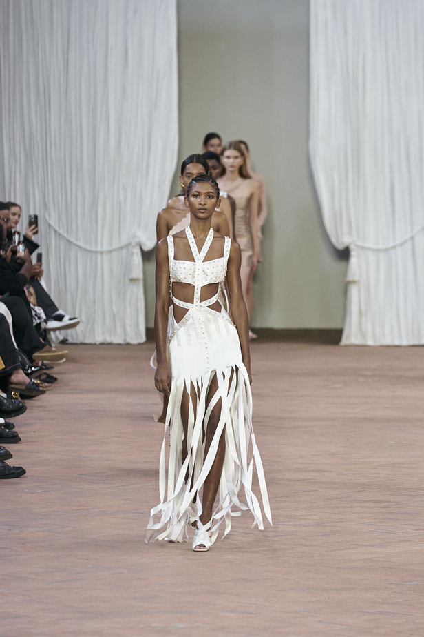 Alberta Ferretti تقدّم مجموعتها في ميلان بعنوان: الفستان الأبيض المثالي