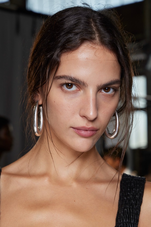 مجموعة Gabriela Hearst لربيع وصيف 2024... بساطة التصاميم تجتمع بحرفية عالية فاخرة ومستدامة