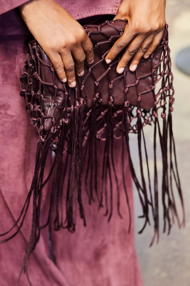 مجموعة Gabriela Hearst لربيع وصيف 2024... بساطة التصاميم تجتمع بحرفية عالية فاخرة ومستدامة