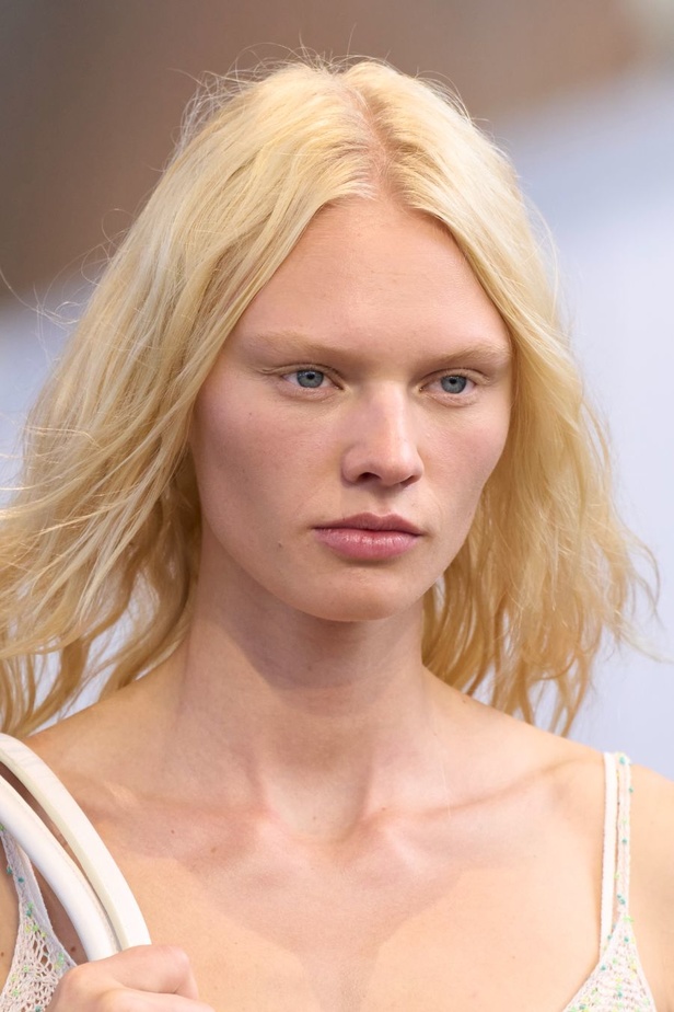 مجموعة Gabriela Hearst لربيع وصيف 2024... بساطة التصاميم تجتمع بحرفية عالية فاخرة ومستدامة