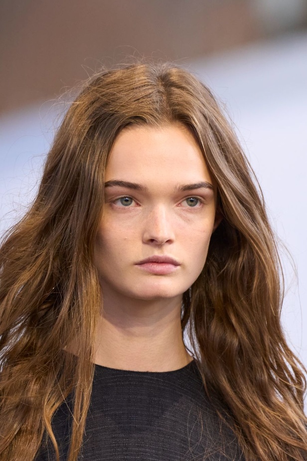 مجموعة Gabriela Hearst لربيع وصيف 2024... بساطة التصاميم تجتمع بحرفية عالية فاخرة ومستدامة