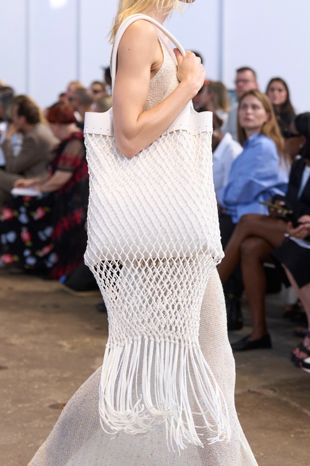 مجموعة Gabriela Hearst لربيع وصيف 2024... بساطة التصاميم تجتمع بحرفية عالية فاخرة ومستدامة