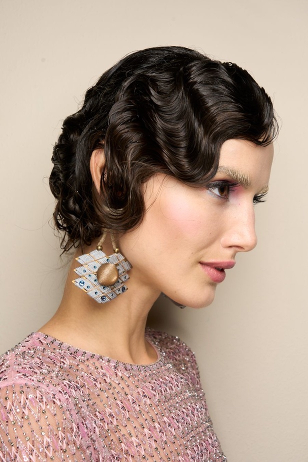 مجموعة Giorgio Armani لربيع وصيف 2024.. سحر الألوان الترابية وجرأة الشراريب