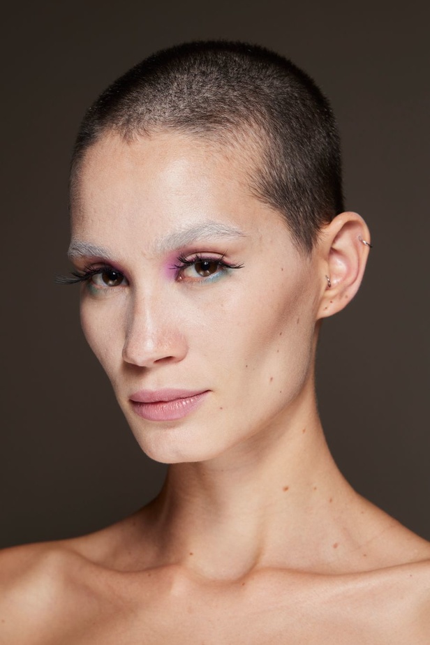 مجموعة Giorgio Armani لربيع وصيف 2024.. سحر الألوان الترابية وجرأة الشراريب