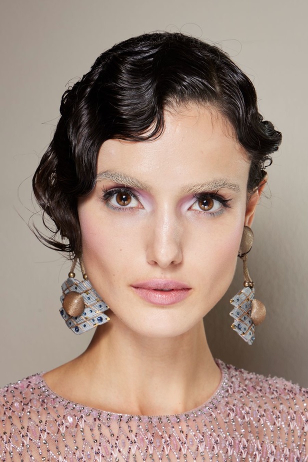 مجموعة Giorgio Armani لربيع وصيف 2024.. سحر الألوان الترابية وجرأة الشراريب