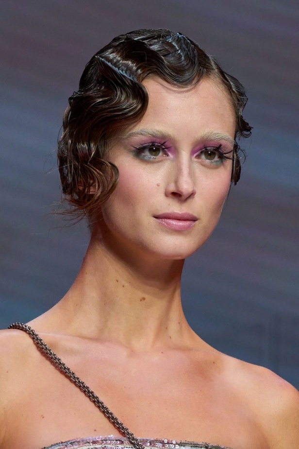 مجموعة Giorgio Armani لربيع وصيف 2024.. سحر الألوان الترابية وجرأة الشراريب