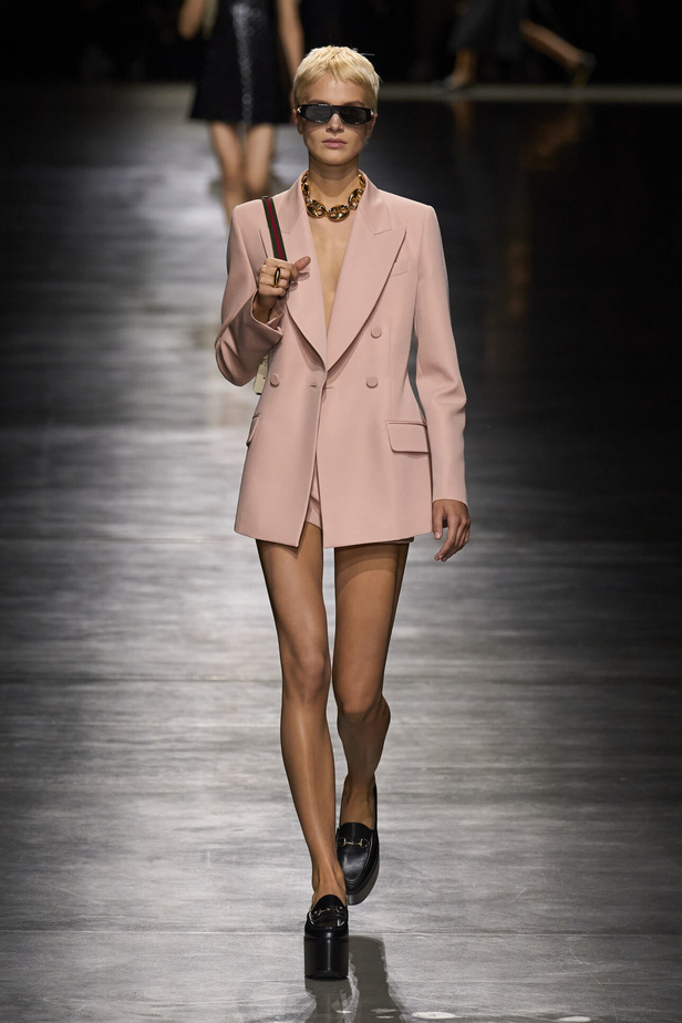 "غوتشي" تحيي لوناً جديداً وإنطلاقة جديدة في ميلان تسحر الألباب