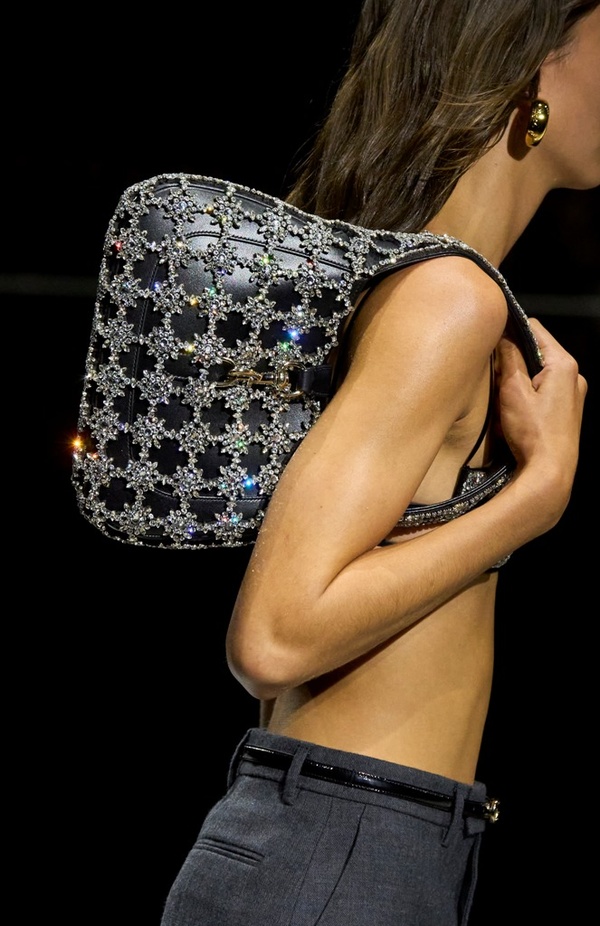 "غوتشي" تحيي لوناً جديداً وإنطلاقة جديدة في ميلان تسحر الألباب