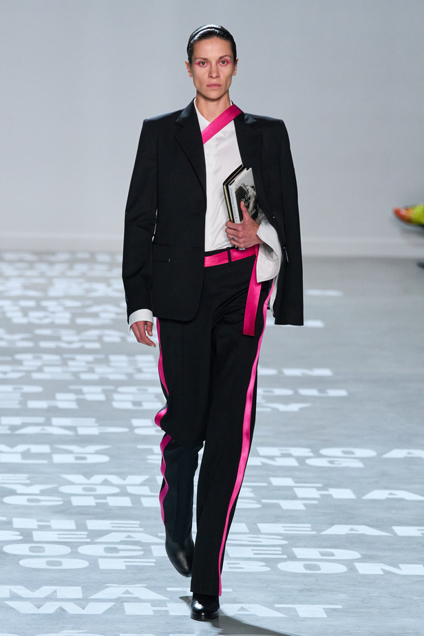 مجموعة Helmut Lang لربيع وصيف 2024 في نيويورك.. تحيي موضة الشعارات الأنثوية والجريئة