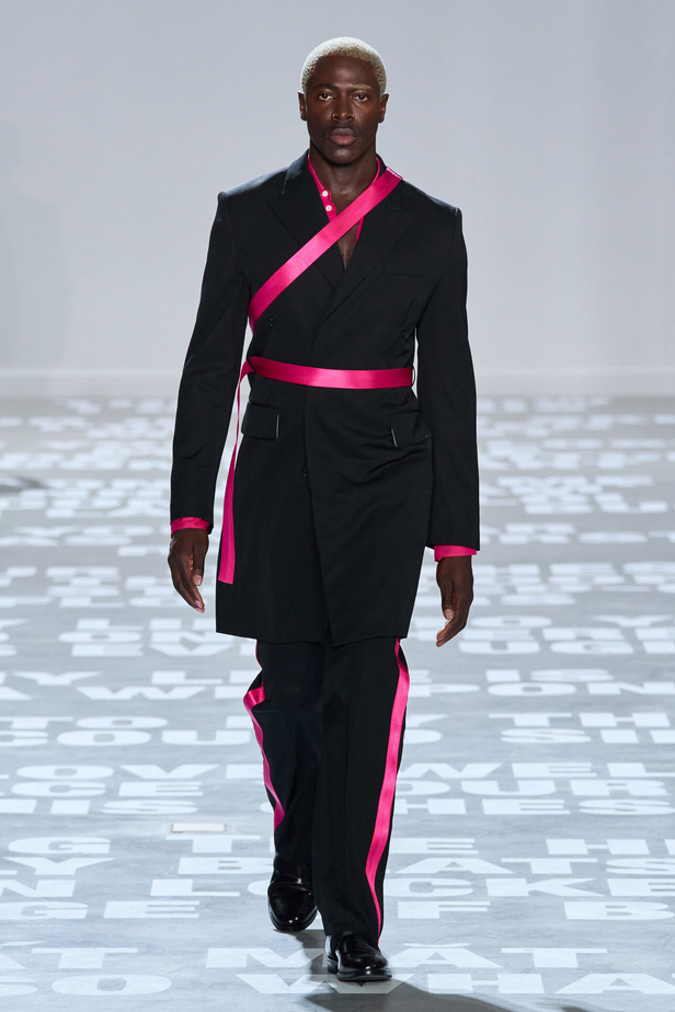 مجموعة Helmut Lang لربيع وصيف 2024 في نيويورك.. تحيي موضة الشعارات الأنثوية والجريئة