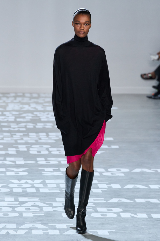 مجموعة Helmut Lang لربيع وصيف 2024 في نيويورك.. تحيي موضة الشعارات الأنثوية والجريئة