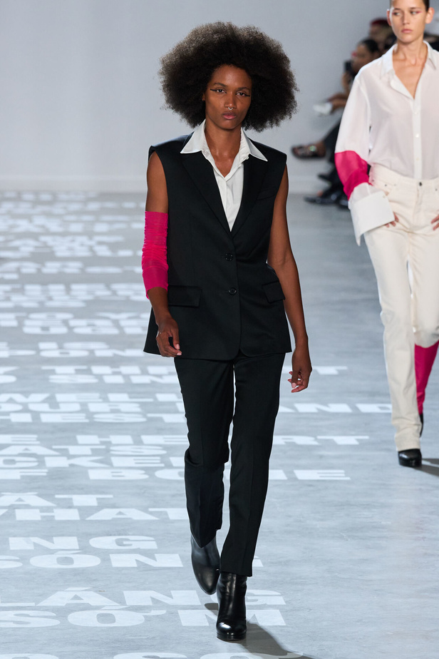 مجموعة Helmut Lang لربيع وصيف 2024 في نيويورك.. تحيي موضة الشعارات الأنثوية والجريئة