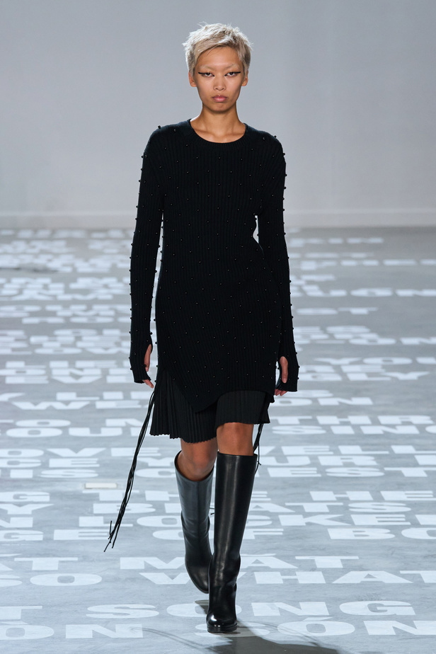 مجموعة Helmut Lang لربيع وصيف 2024 في نيويورك.. تحيي موضة الشعارات الأنثوية والجريئة