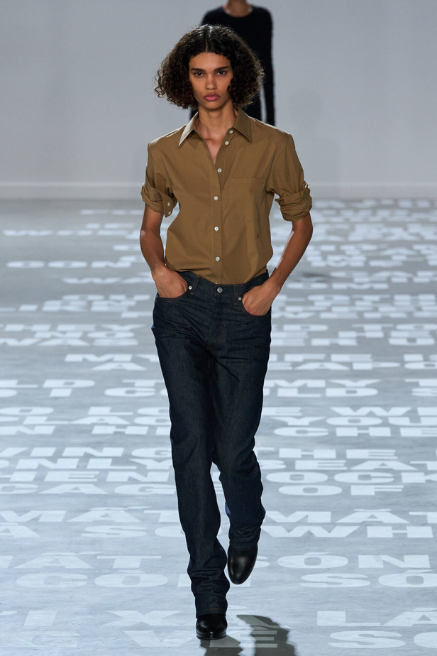 مجموعة Helmut Lang لربيع وصيف 2024 في نيويورك.. تحيي موضة الشعارات الأنثوية والجريئة