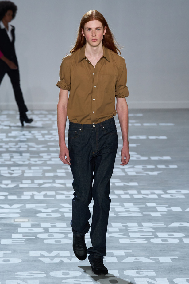 مجموعة Helmut Lang لربيع وصيف 2024 في نيويورك.. تحيي موضة الشعارات الأنثوية والجريئة