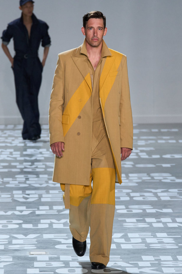 مجموعة Helmut Lang لربيع وصيف 2024 في نيويورك.. تحيي موضة الشعارات الأنثوية والجريئة