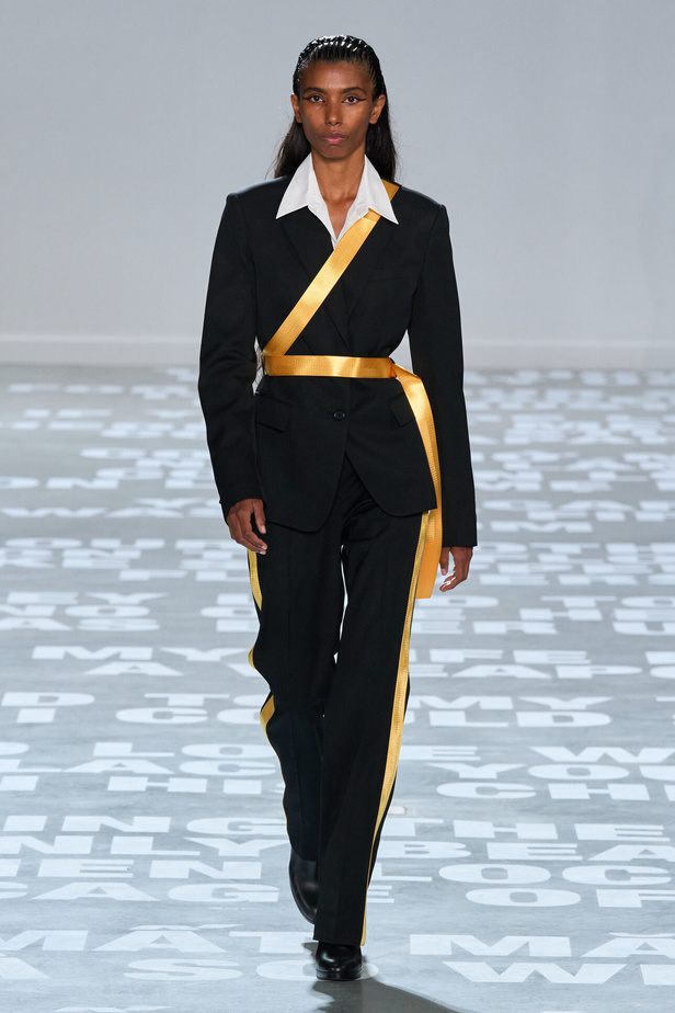 مجموعة Helmut Lang لربيع وصيف 2024 في نيويورك.. تحيي موضة الشعارات الأنثوية والجريئة