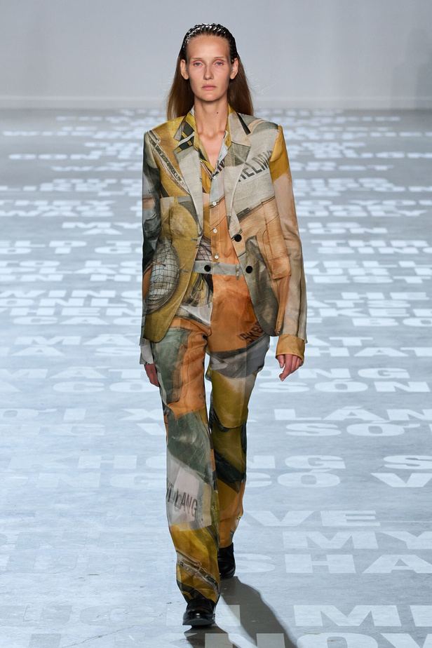 مجموعة Helmut Lang لربيع وصيف 2024 في نيويورك.. تحيي موضة الشعارات الأنثوية والجريئة