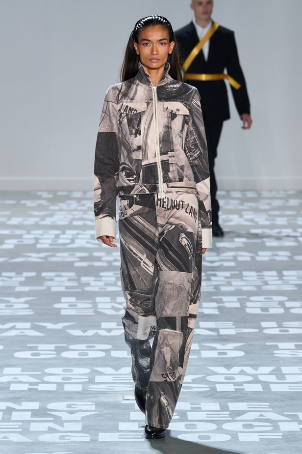 مجموعة Helmut Lang لربيع وصيف 2024 في نيويورك.. تحيي موضة الشعارات الأنثوية والجريئة