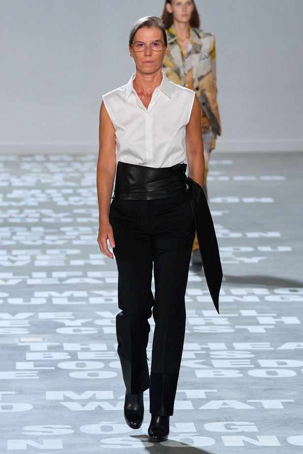 مجموعة Helmut Lang لربيع وصيف 2024 في نيويورك.. تحيي موضة الشعارات الأنثوية والجريئة