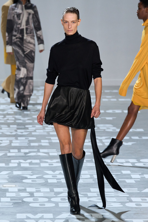 مجموعة Helmut Lang لربيع وصيف 2024 في نيويورك.. تحيي موضة الشعارات الأنثوية والجريئة