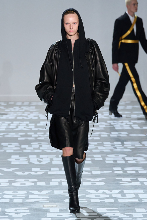 مجموعة Helmut Lang لربيع وصيف 2024 في نيويورك.. تحيي موضة الشعارات الأنثوية والجريئة