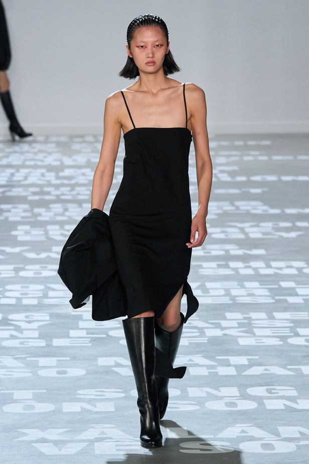 مجموعة Helmut Lang لربيع وصيف 2024 في نيويورك.. تحيي موضة الشعارات الأنثوية والجريئة