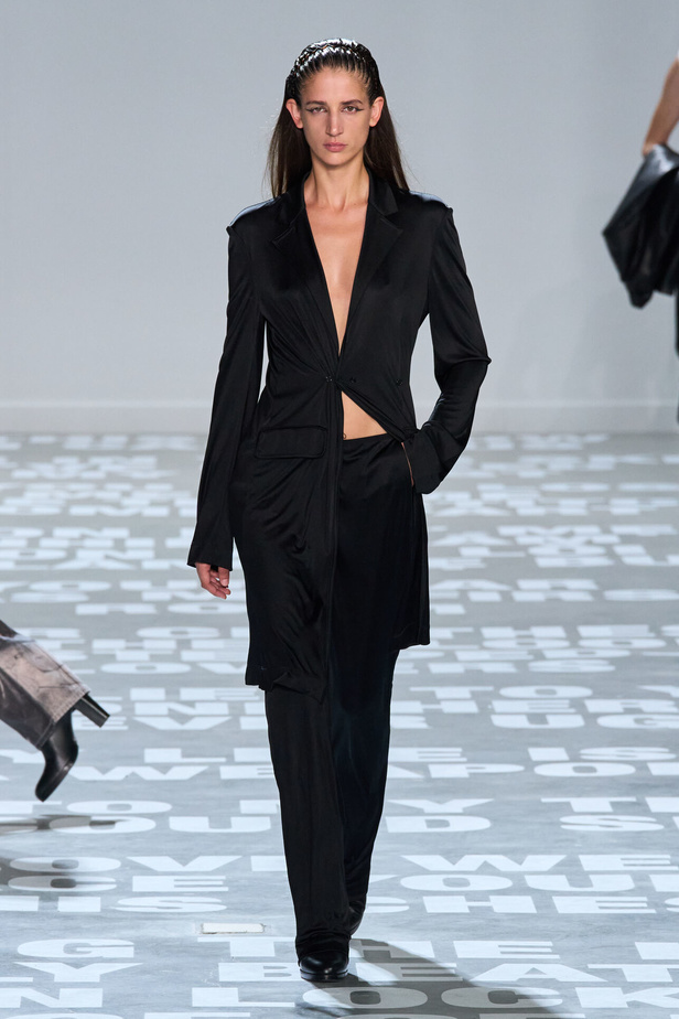 مجموعة Helmut Lang لربيع وصيف 2024 في نيويورك.. تحيي موضة الشعارات الأنثوية والجريئة