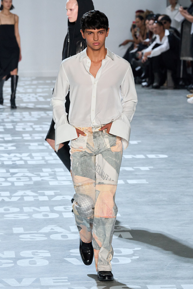 مجموعة Helmut Lang لربيع وصيف 2024 في نيويورك.. تحيي موضة الشعارات الأنثوية والجريئة