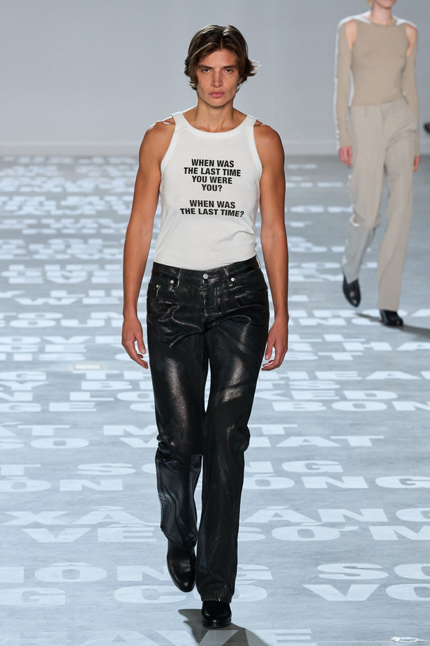 مجموعة Helmut Lang لربيع وصيف 2024 في نيويورك.. تحيي موضة الشعارات الأنثوية والجريئة