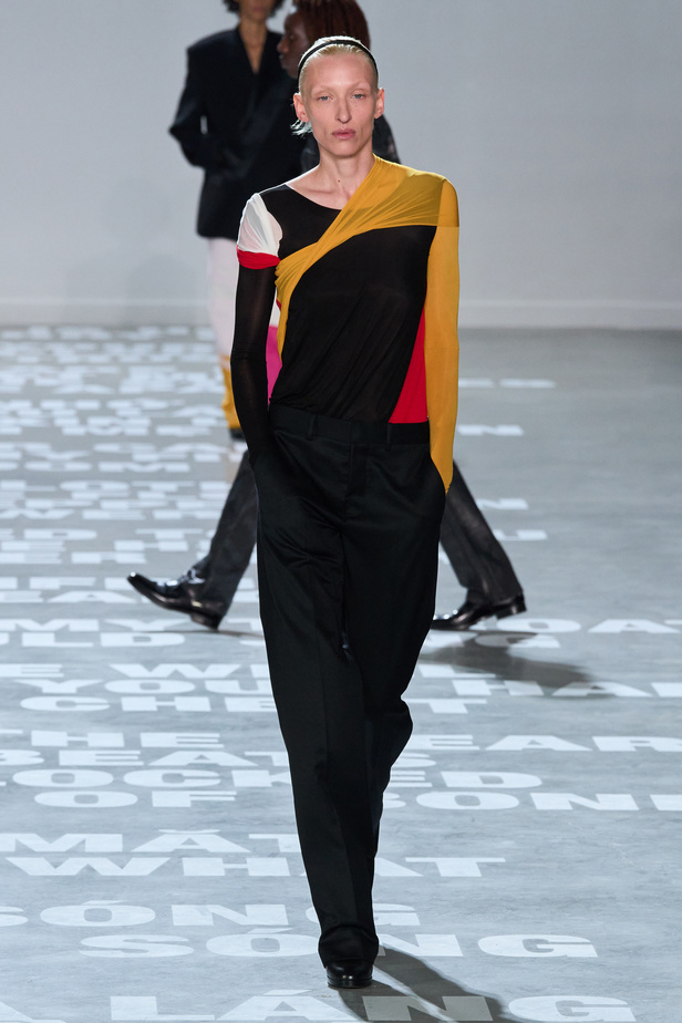 مجموعة Helmut Lang لربيع وصيف 2024 في نيويورك.. تحيي موضة الشعارات الأنثوية والجريئة