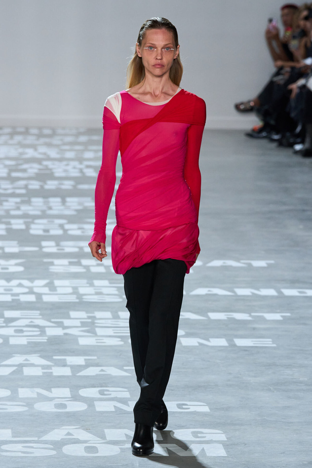 مجموعة Helmut Lang لربيع وصيف 2024 في نيويورك.. تحيي موضة الشعارات الأنثوية والجريئة