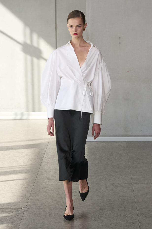 خليط من الأنوثة وتنوع في النقشات.. هذه هي مجموعة كارولينا هيريرا لربيع وصيف 2024