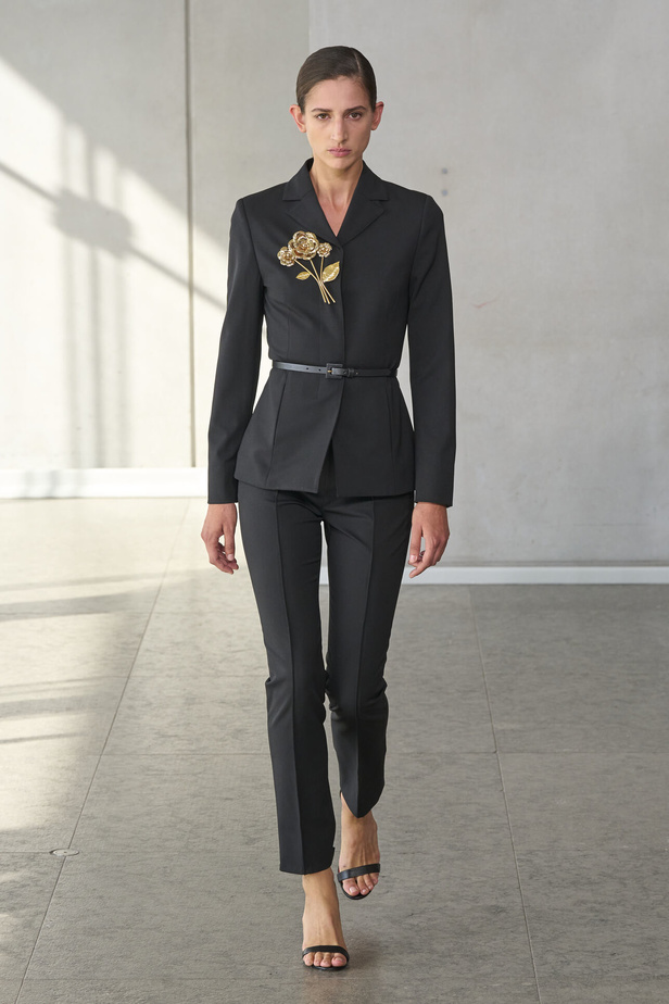 خليط من الأنوثة وتنوع في النقشات.. هذه هي مجموعة كارولينا هيريرا لربيع وصيف 2024