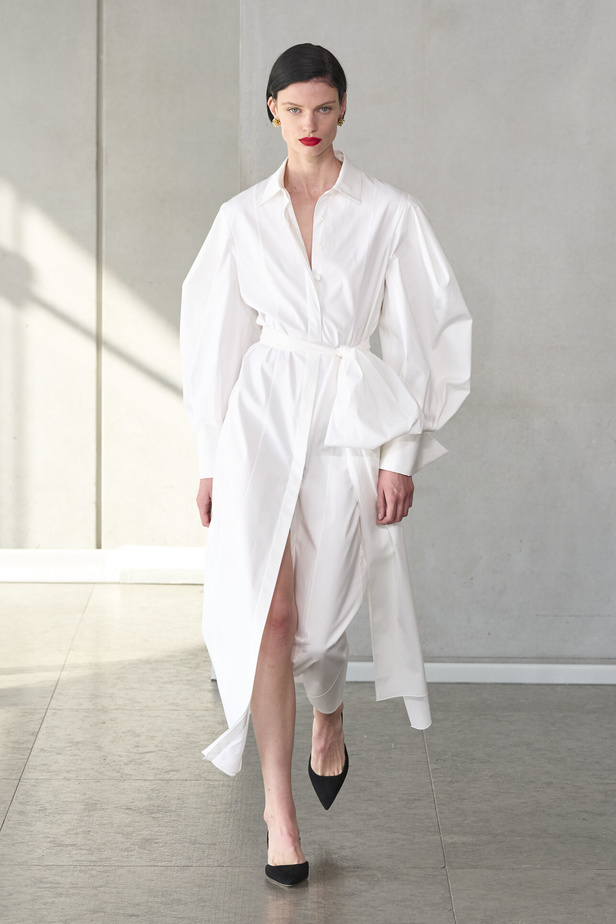 خليط من الأنوثة وتنوع في النقشات.. هذه هي مجموعة كارولينا هيريرا لربيع وصيف 2024