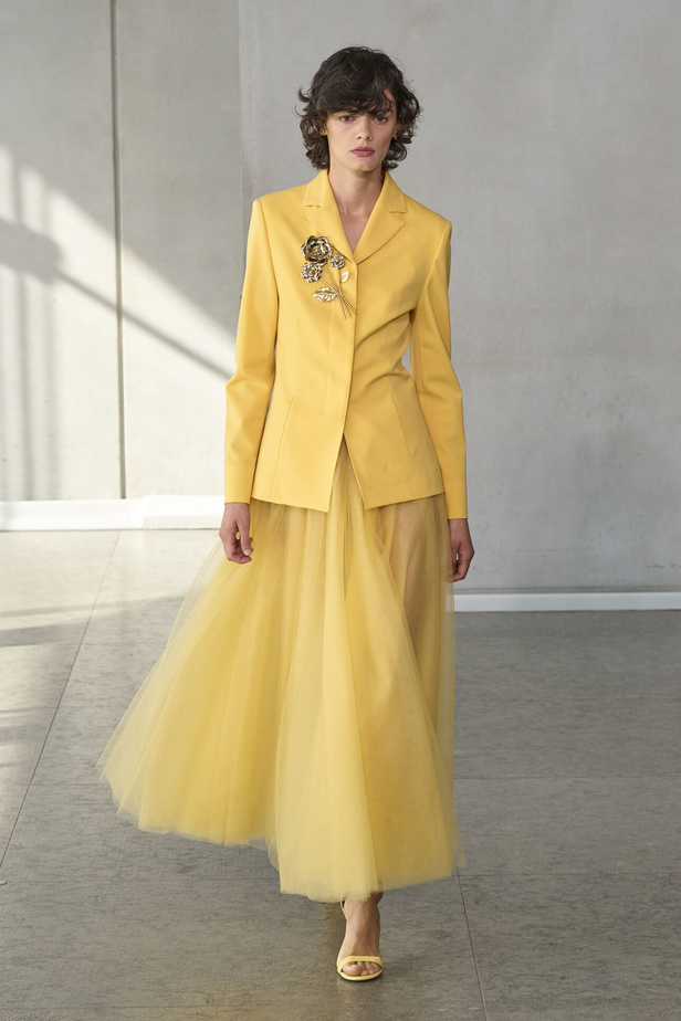 خليط من الأنوثة وتنوع في النقشات.. هذه هي مجموعة كارولينا هيريرا لربيع وصيف 2024