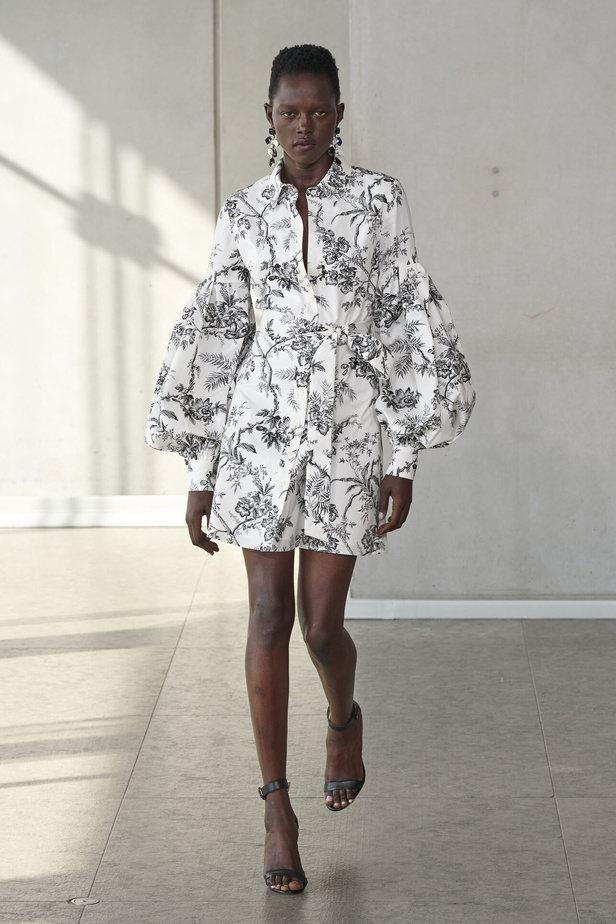 خليط من الأنوثة وتنوع في النقشات.. هذه هي مجموعة كارولينا هيريرا لربيع وصيف 2024